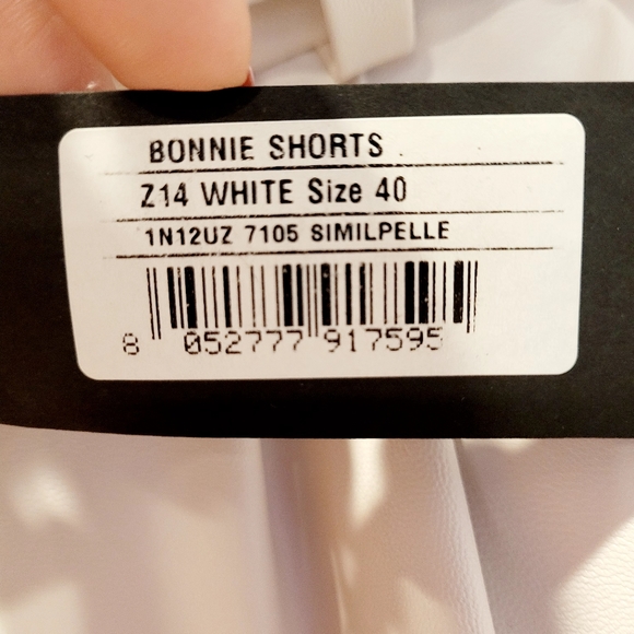 NWT-❤️-Pinko-Bonnie Shorts-White Faux Leather-Gold Belt-Pockets-Size 40 - Picture 8 of 11